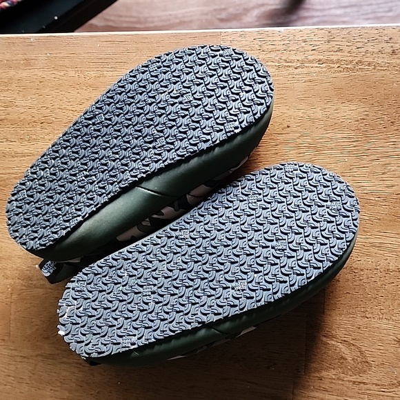 The North Face slippers size 13 little kids - Picture 3 of 5